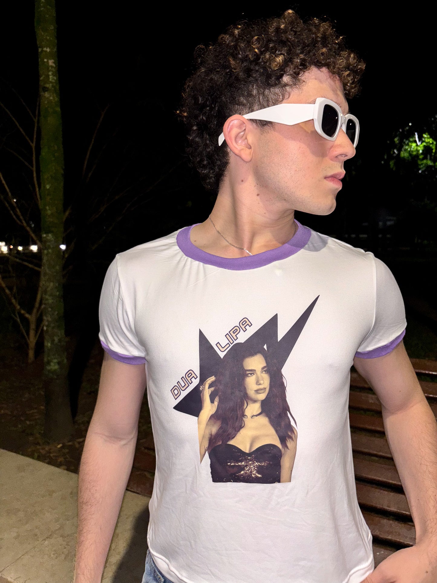 Ringer Tee Piel de Durazno - Dua Lipa (Blanca con Ribs Violetas)