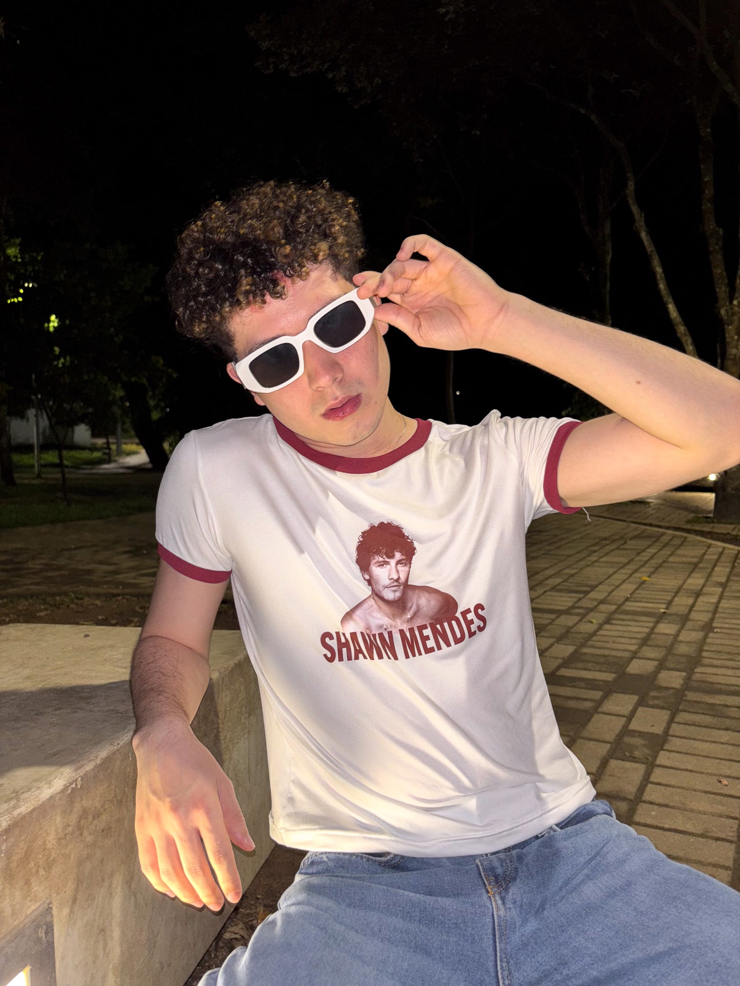 Ringer Tee Piel de Durazno - Shawn Mendes (Blanca con Ribs Vino)