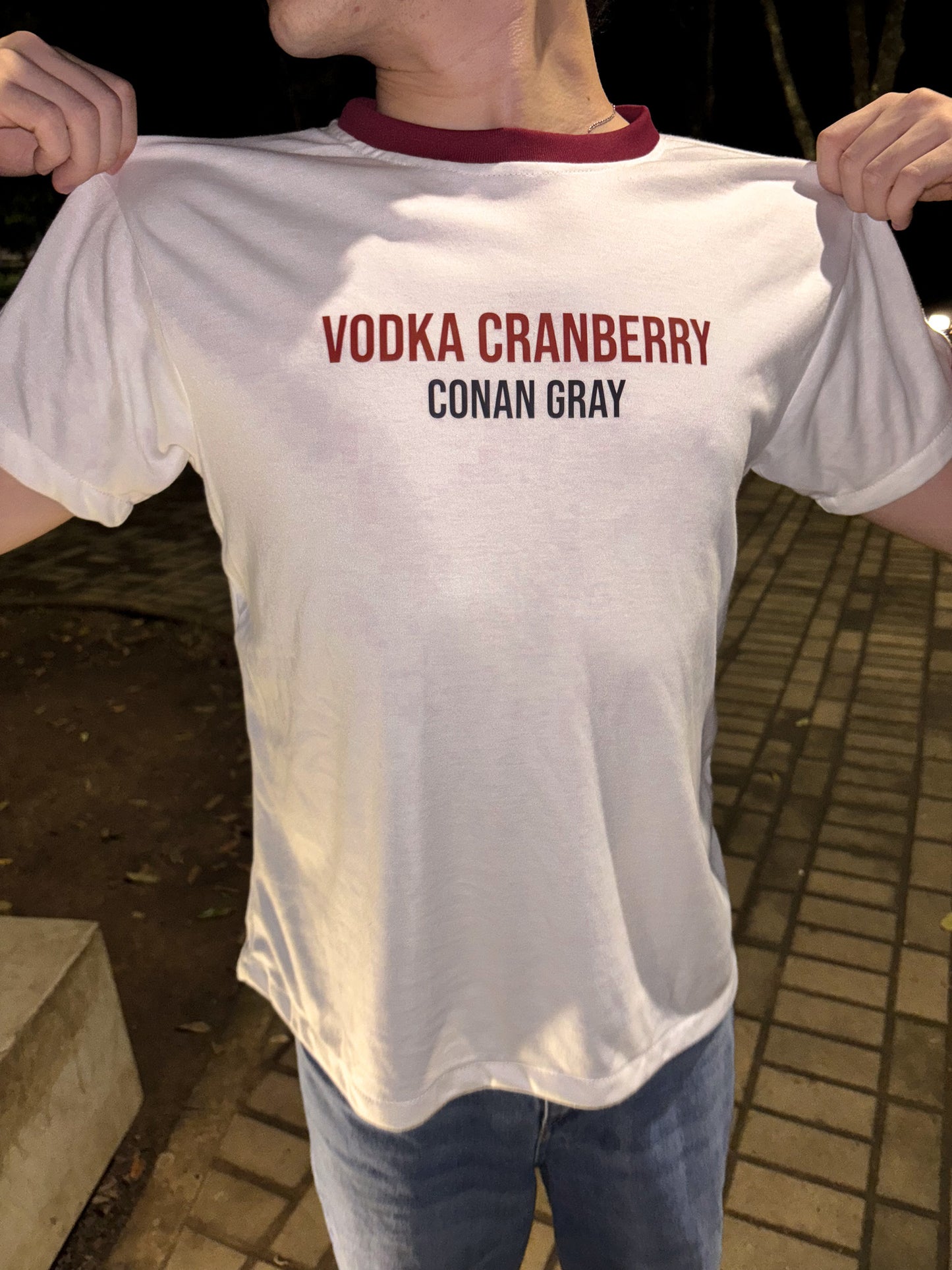 Camiseta Slim Fit de Algodón Peinado - Vodka Cranberry Conan Gray (Blanca con Ribs de Cuello Vino)