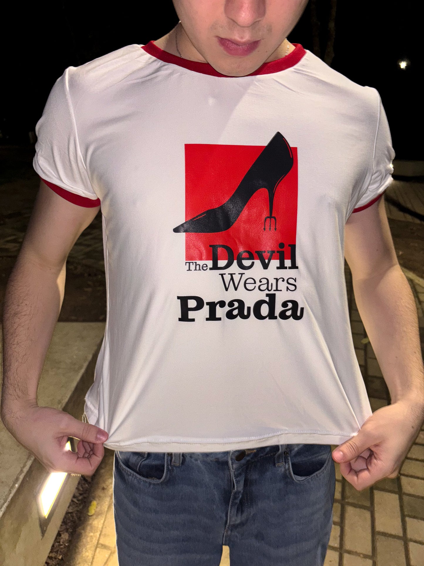 Ringer Tee Piel de Durazno - The Devil Wears Prada (Blanca con Ribs Rojos)
