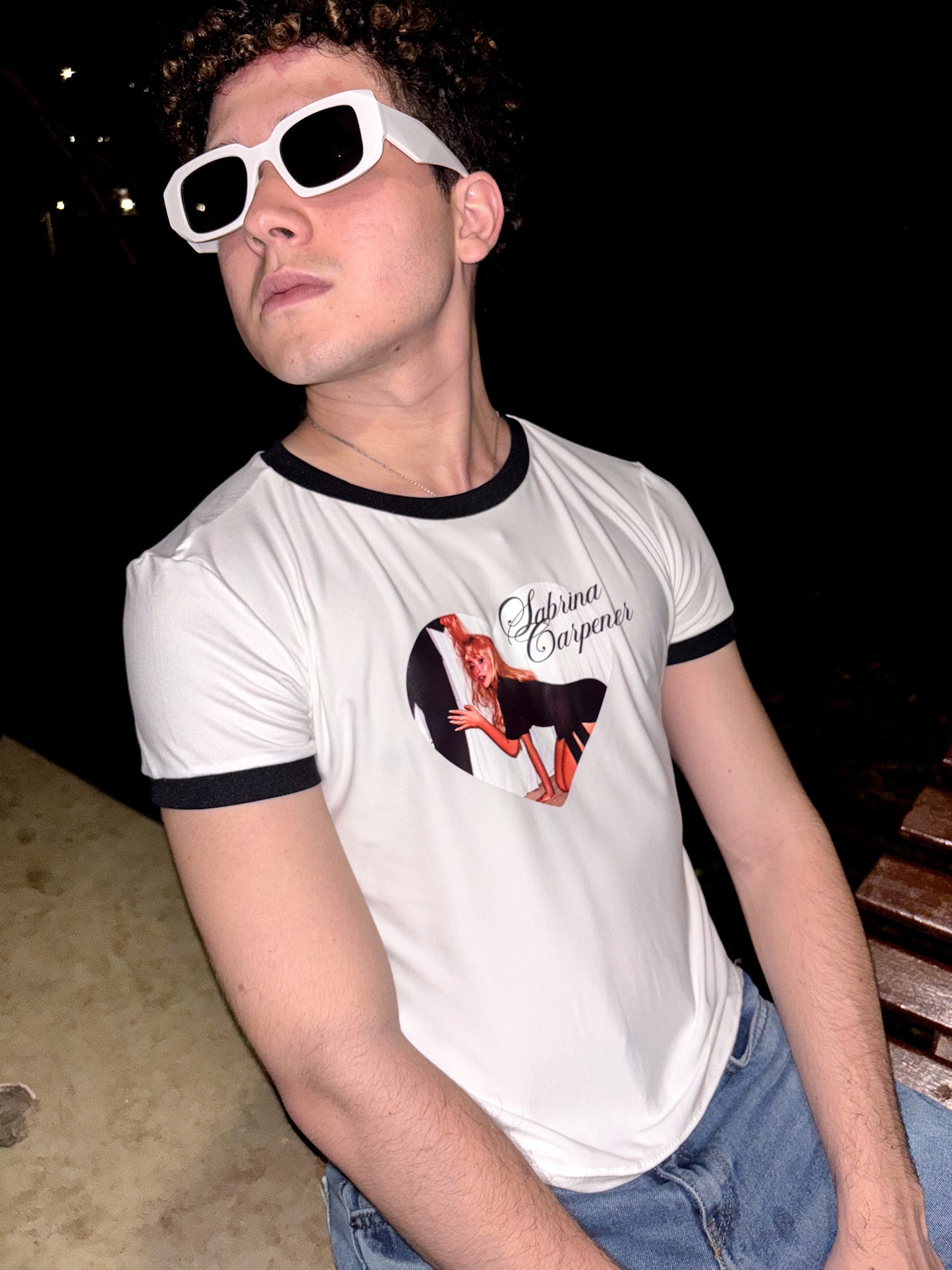 Ringer Tee Piel de Durazno - Heart Sabrina Carpenter (Blanca con Ribs Negros)