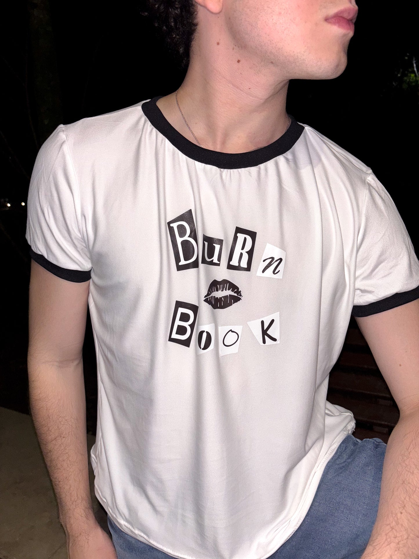 Ringer Tee Piel de Durazno - Mean Girls Burn Book (Blanca con Ribs Negros) (Copia)