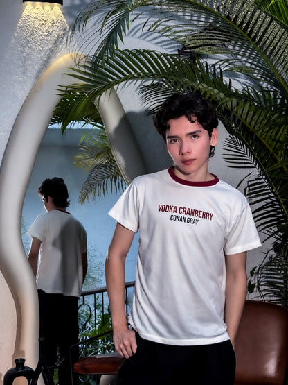 Camiseta Slim Fit de Algodón Peinado - Vodka Cranberry Conan Gray (Blanca con Ribs de Cuello Vino)