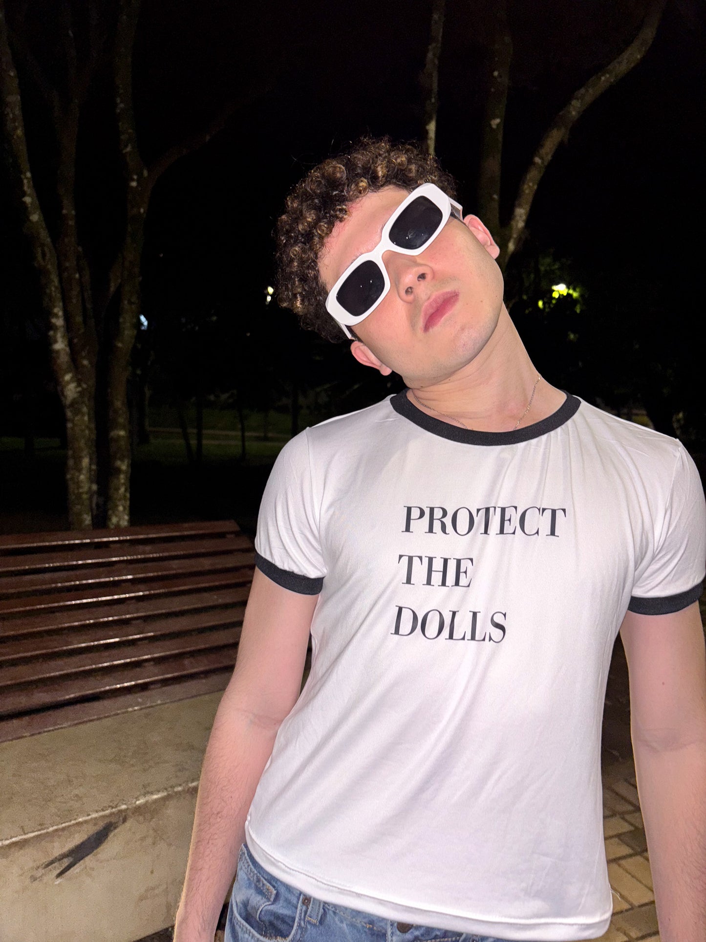 Ringer Tee Piel de Durazno - Protect the Dolls (Blanca con Ribs Negros)