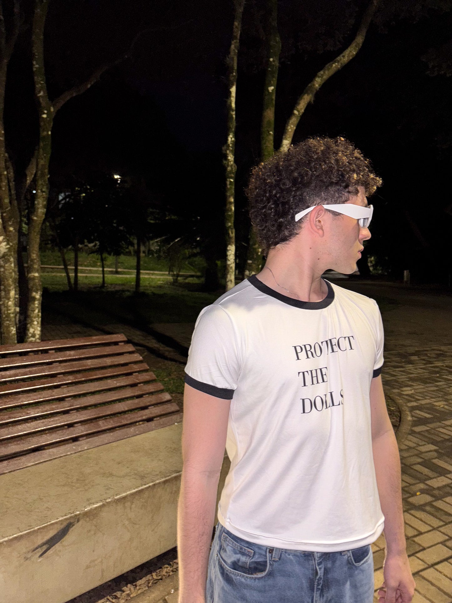 Ringer Tee Piel de Durazno - Protect the Dolls (Blanca con Ribs Negros)