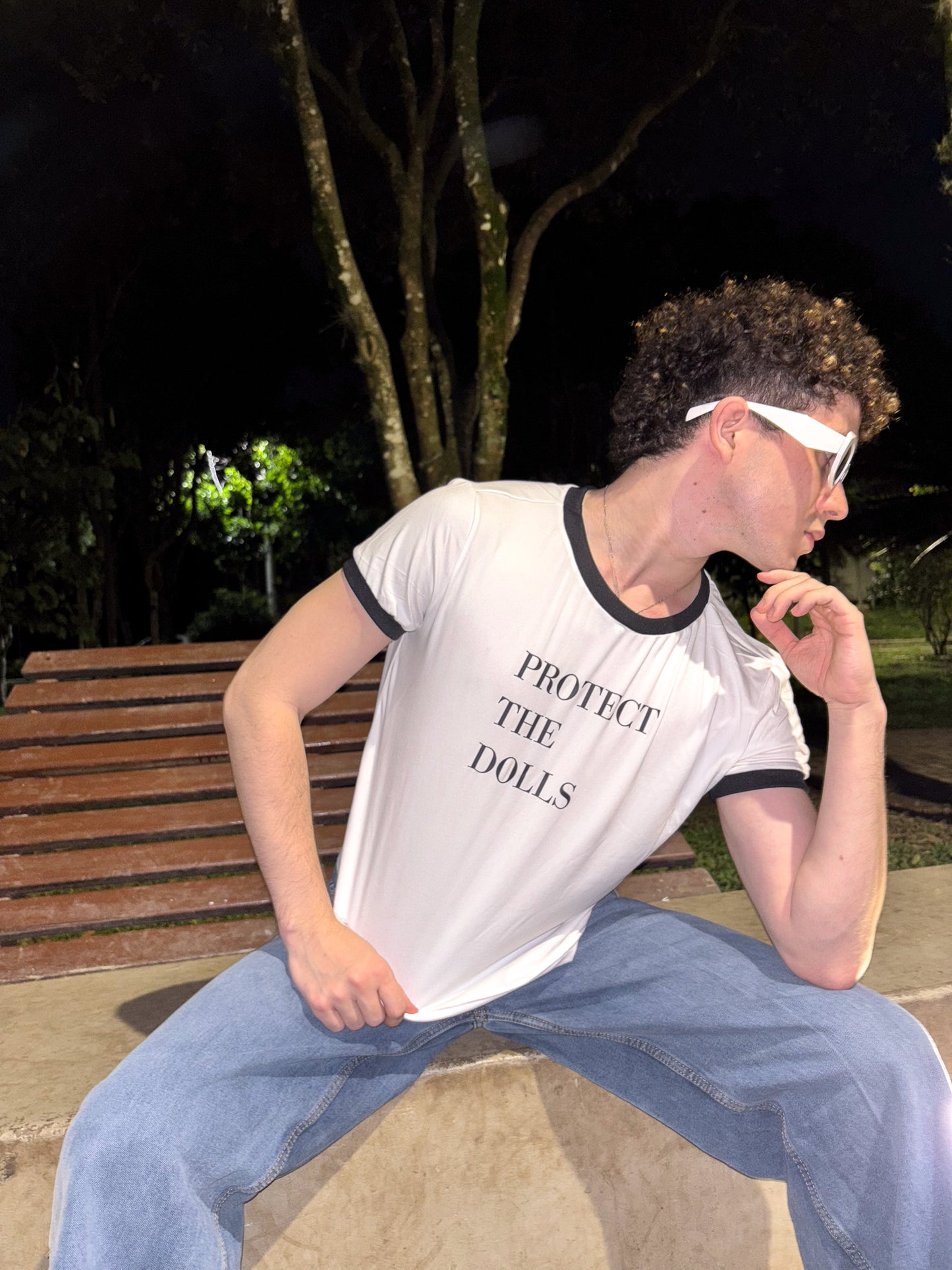 Ringer Tee Piel de Durazno - Protect the Dolls (Blanca con Ribs Negros)