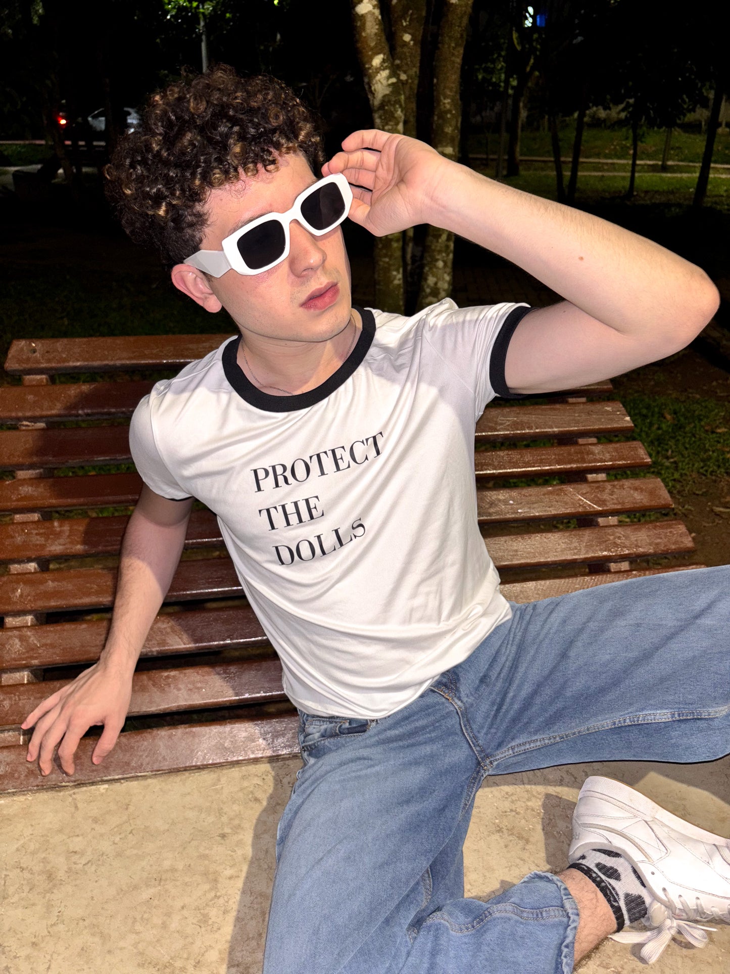 Ringer Tee Piel de Durazno - Protect the Dolls (Blanca con Ribs Negros)