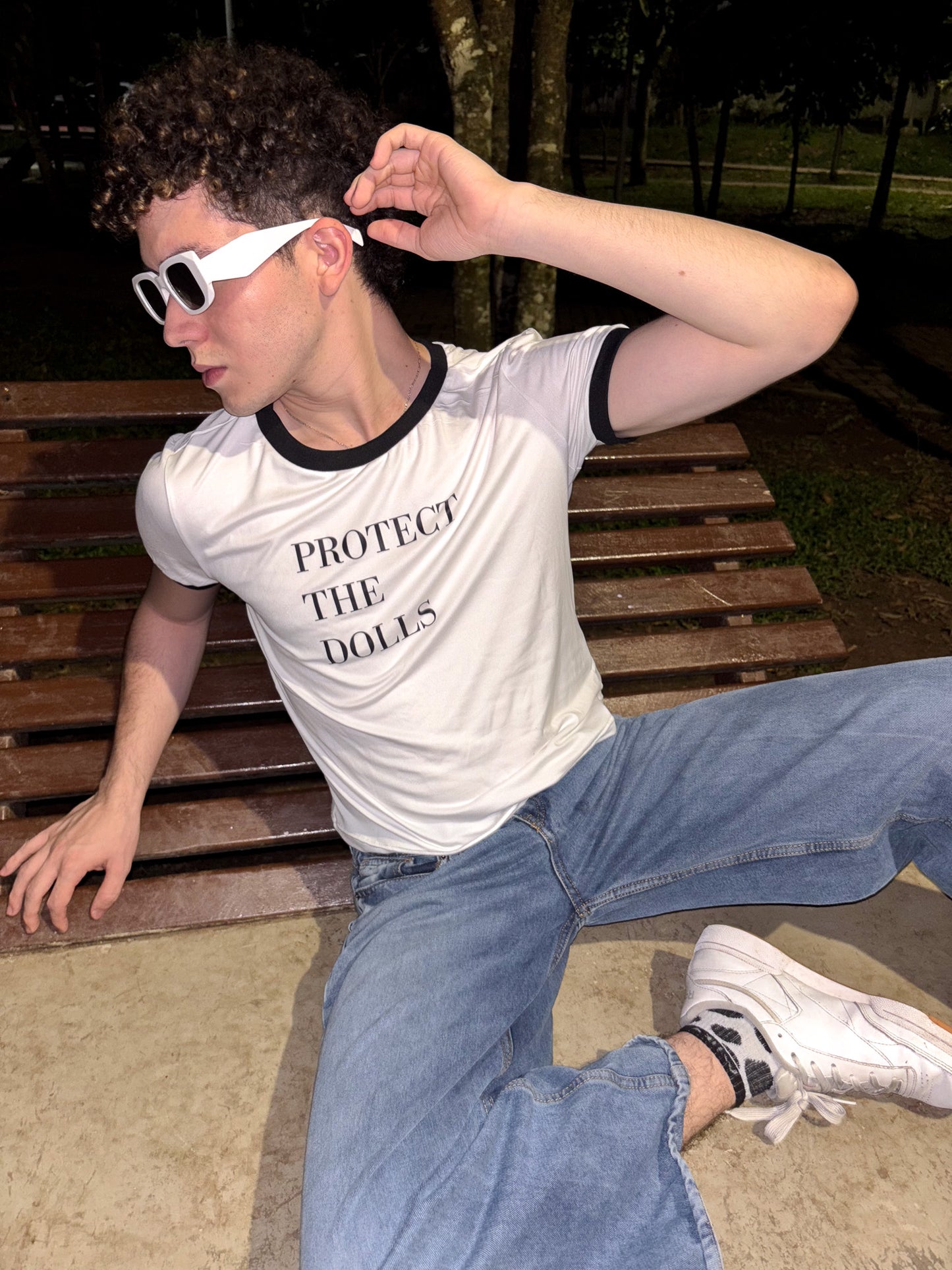 Ringer Tee Piel de Durazno - Protect the Dolls (Blanca con Ribs Negros)