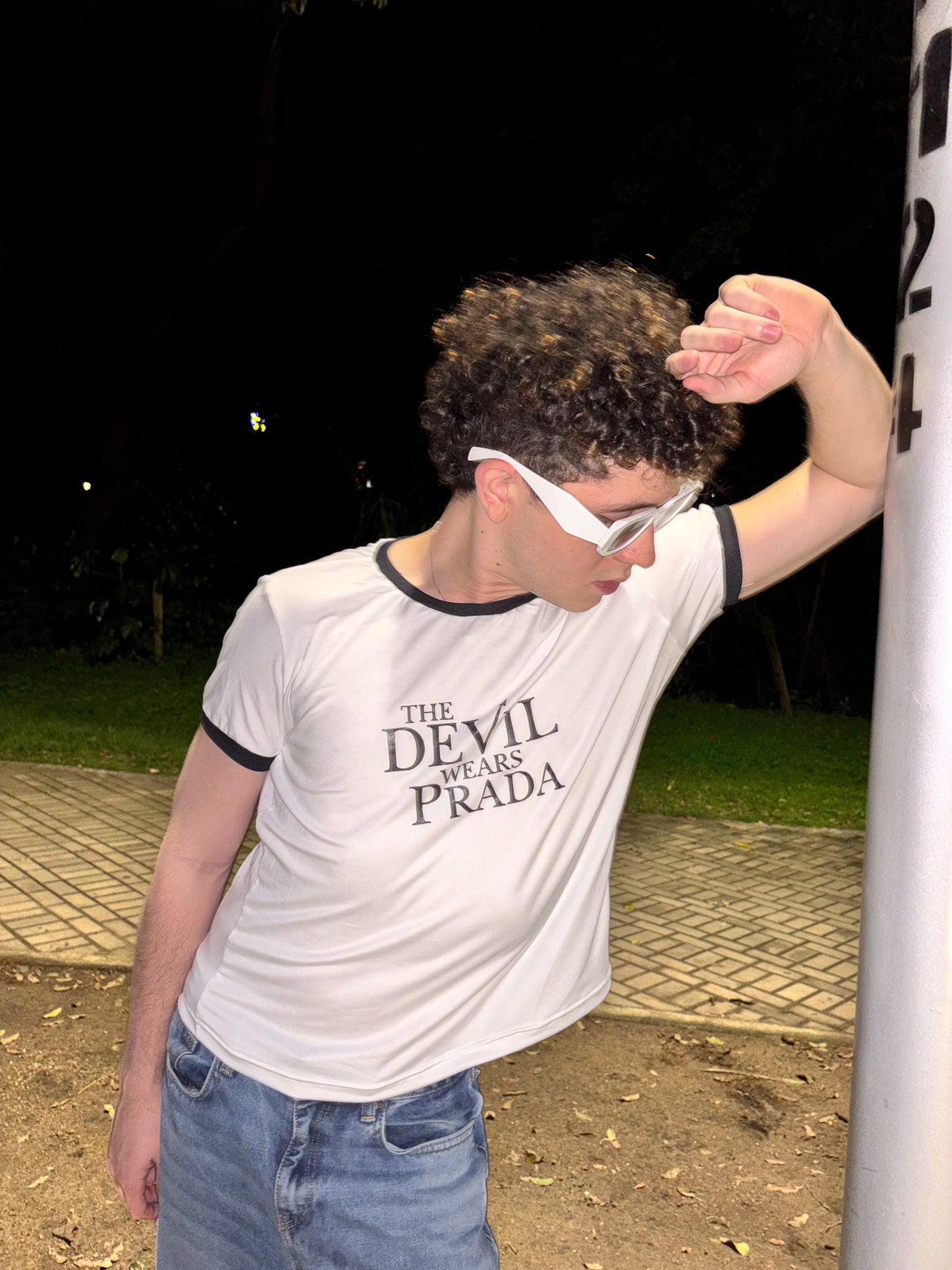 Ringer Tee Piel de Durazno - The Devil Wears Prada (Blanca con Ribs Negros)