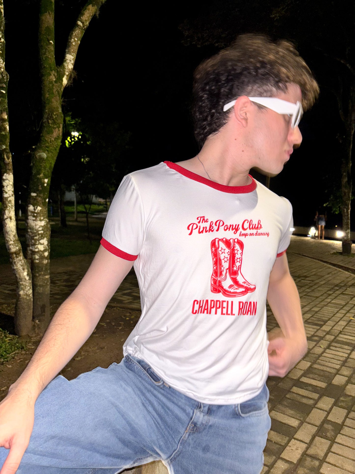 Ringer Tee Piel de Durazno - Chappell Roan (Blanca con Ribs Rojos)