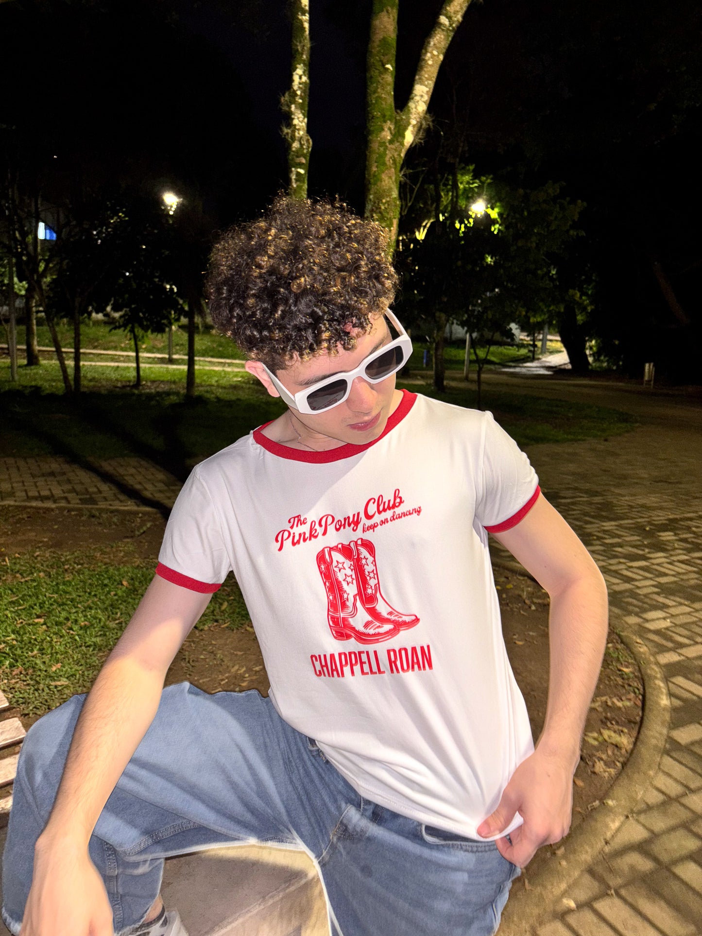 Ringer Tee Piel de Durazno - Chappell Roan (Blanca con Ribs Rojos)