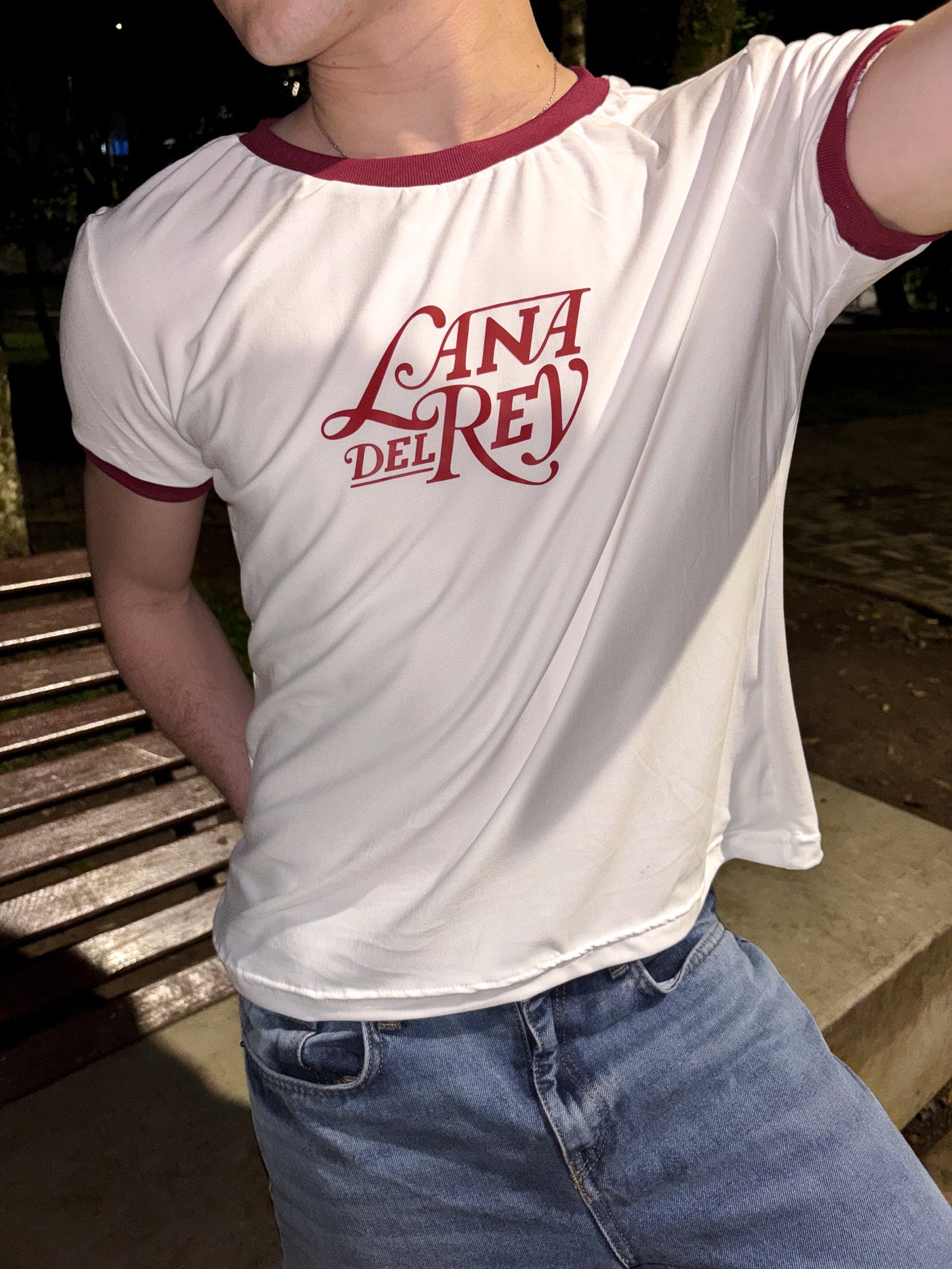 Ringer Tee Piel de Durazno - Lana Del Rey (Blanca con Ribs Vino)