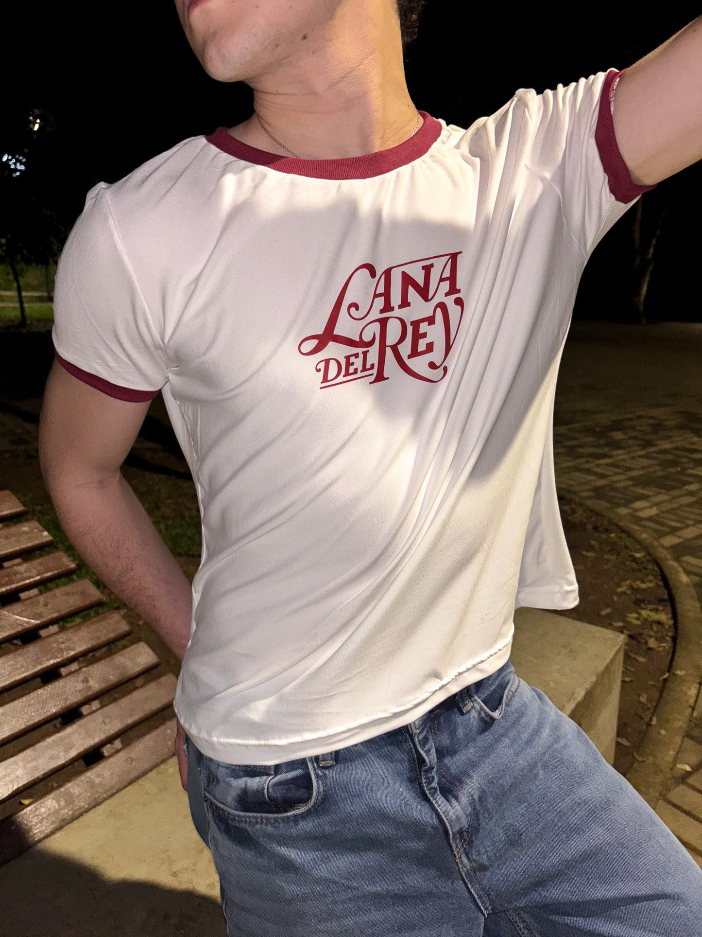 Ringer Tee Piel de Durazno - Lana Del Rey (Blanca con Ribs Vino)