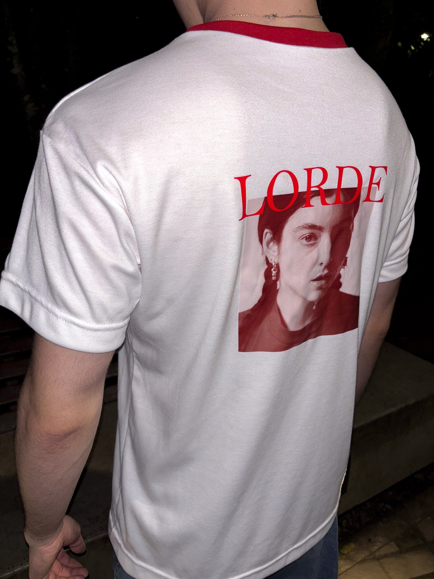 Lorde What Was That (Blanca con Cuello Rib Rojo)