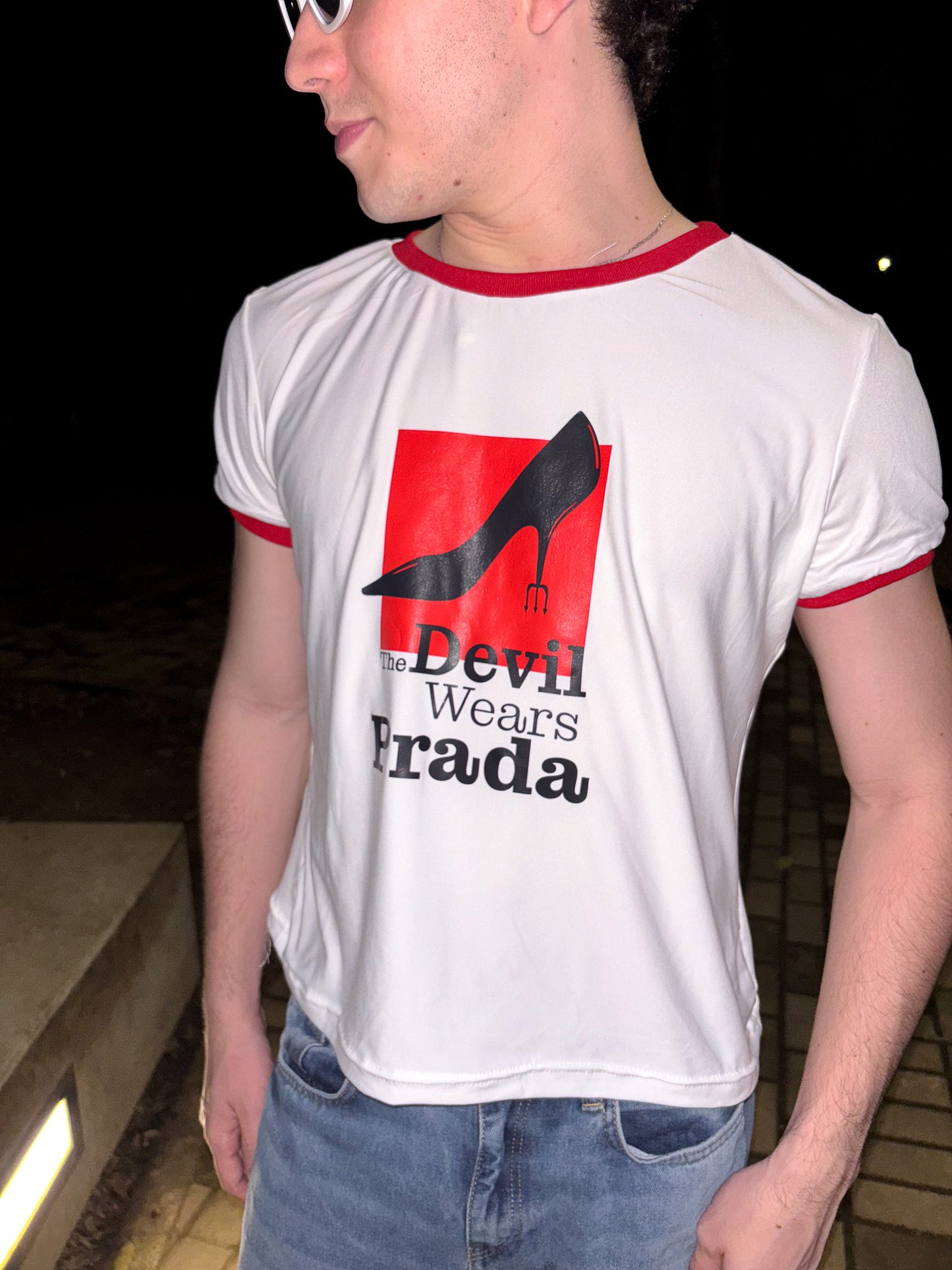 Ringer Tee Piel de Durazno - The Devil Wears Prada (Blanca con Ribs Rojos)
