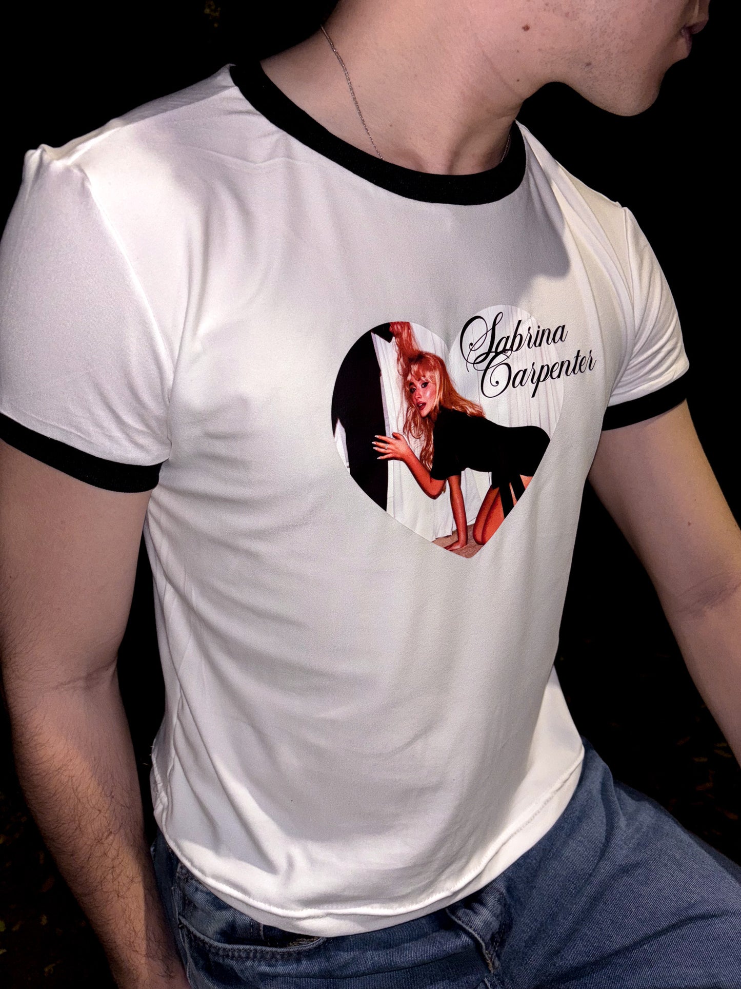 Ringer Tee Piel de Durazno - Heart Sabrina Carpenter (Blanca con Ribs Negros)