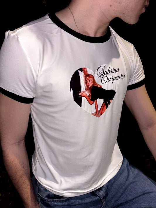 Ringer Tee Piel de Durazno - Heart Sabrina Carpenter (Blanca con Ribs Negros)