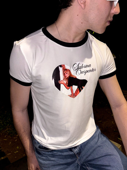 Ringer Tee Piel de Durazno - Heart Sabrina Carpenter (Blanca con Ribs Negros)