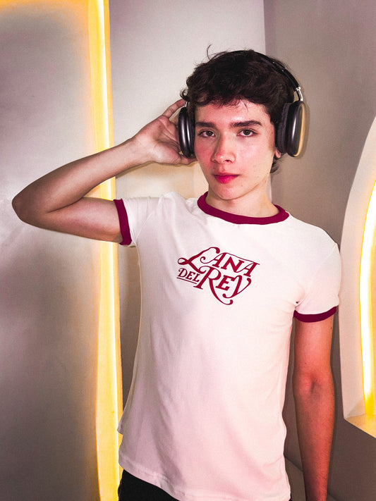 Ringer Tee Piel de Durazno - Lana Del Rey (Blanca con Ribs Vino)