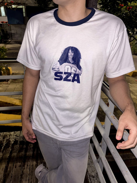 SZA (Blanca con Cuello Rib Azul Marino)