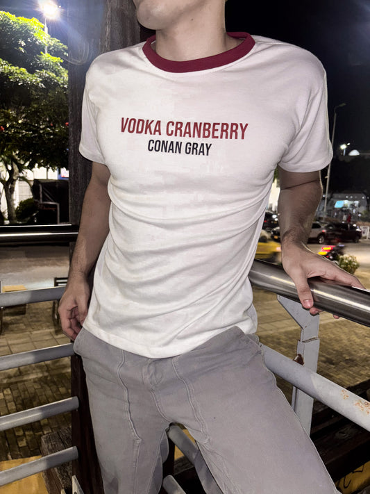 Camiseta Slim Fit de Algodón Peinado - Vodka Cranberry Conan Gray (Blanca con Ribs de Cuello Vino)
