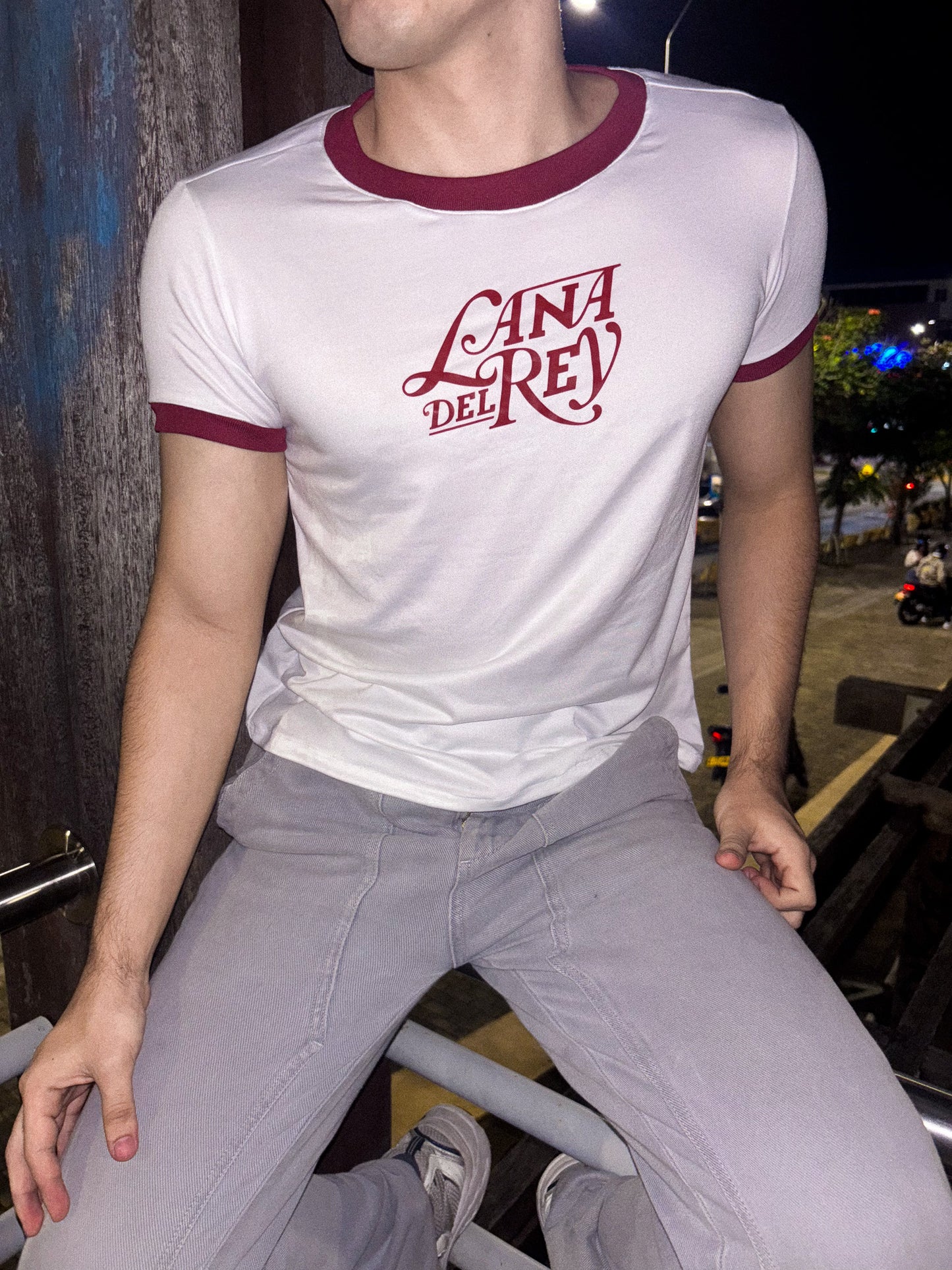 Ringer Tee Piel de Durazno - Lana Del Rey (Blanca con Ribs Vino)