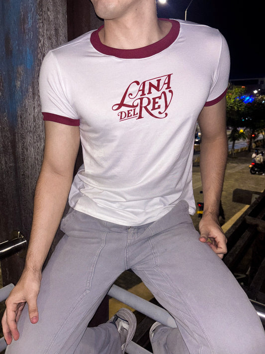 Ringer Tee Piel de Durazno - Lana Del Rey (Blanca con Ribs Vino)